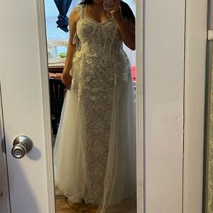 Elegant Lace Wedding Dress